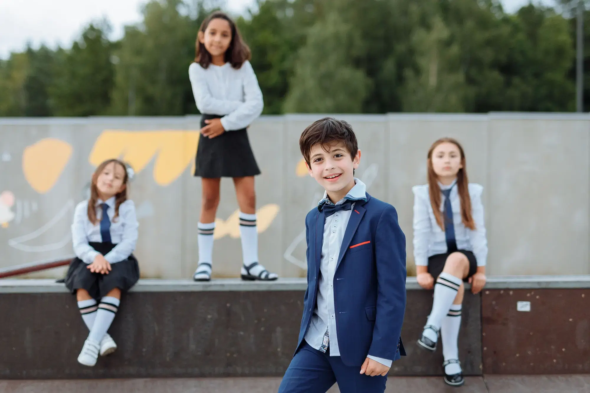 Alumnes amb uniforme escolar a l'exterior d'un centre